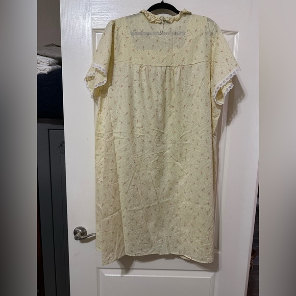 Previews USA vintage nightgown and robe in yellow floral made in USA. - Picture 2 of 6